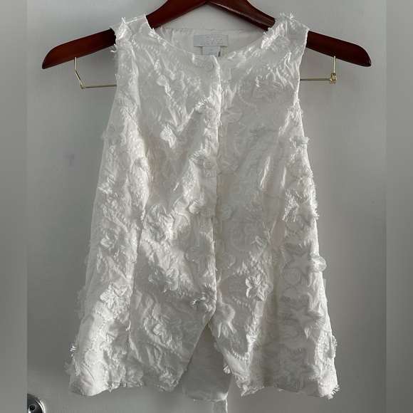 LIFE. Tops - 🌻 Sleeveless Embroidered Button-Up Blouse🌻